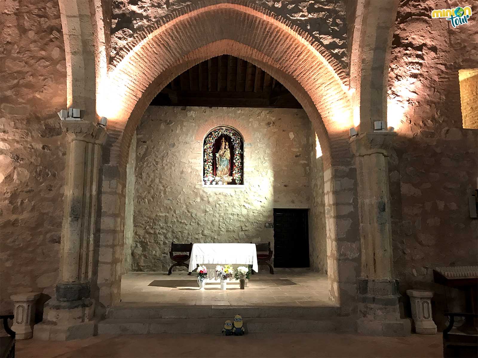 Con la virgen, en el interior de la ermita de Alarcos