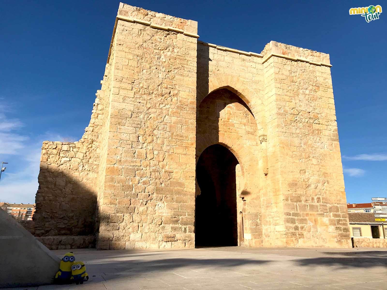 Posando con la Puerta de Toledo, una de las cosas que ver en Ciudad Real