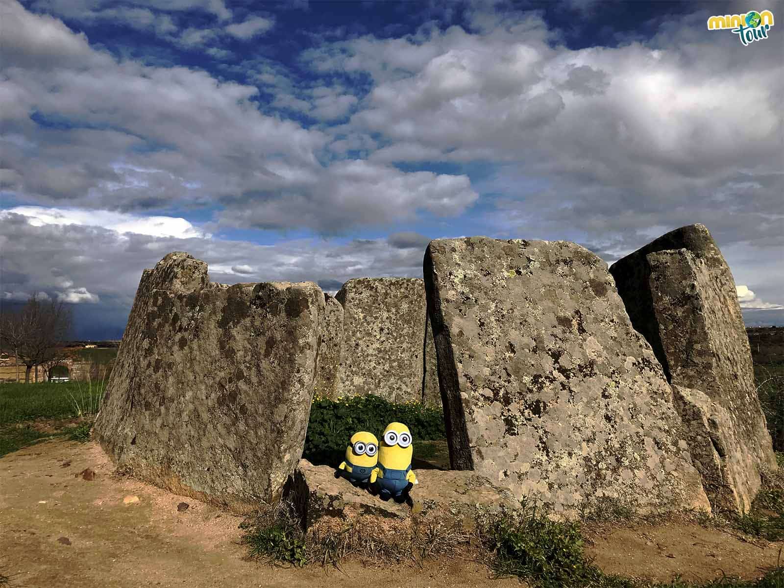 2 Minions con el Dolmen de Magacela