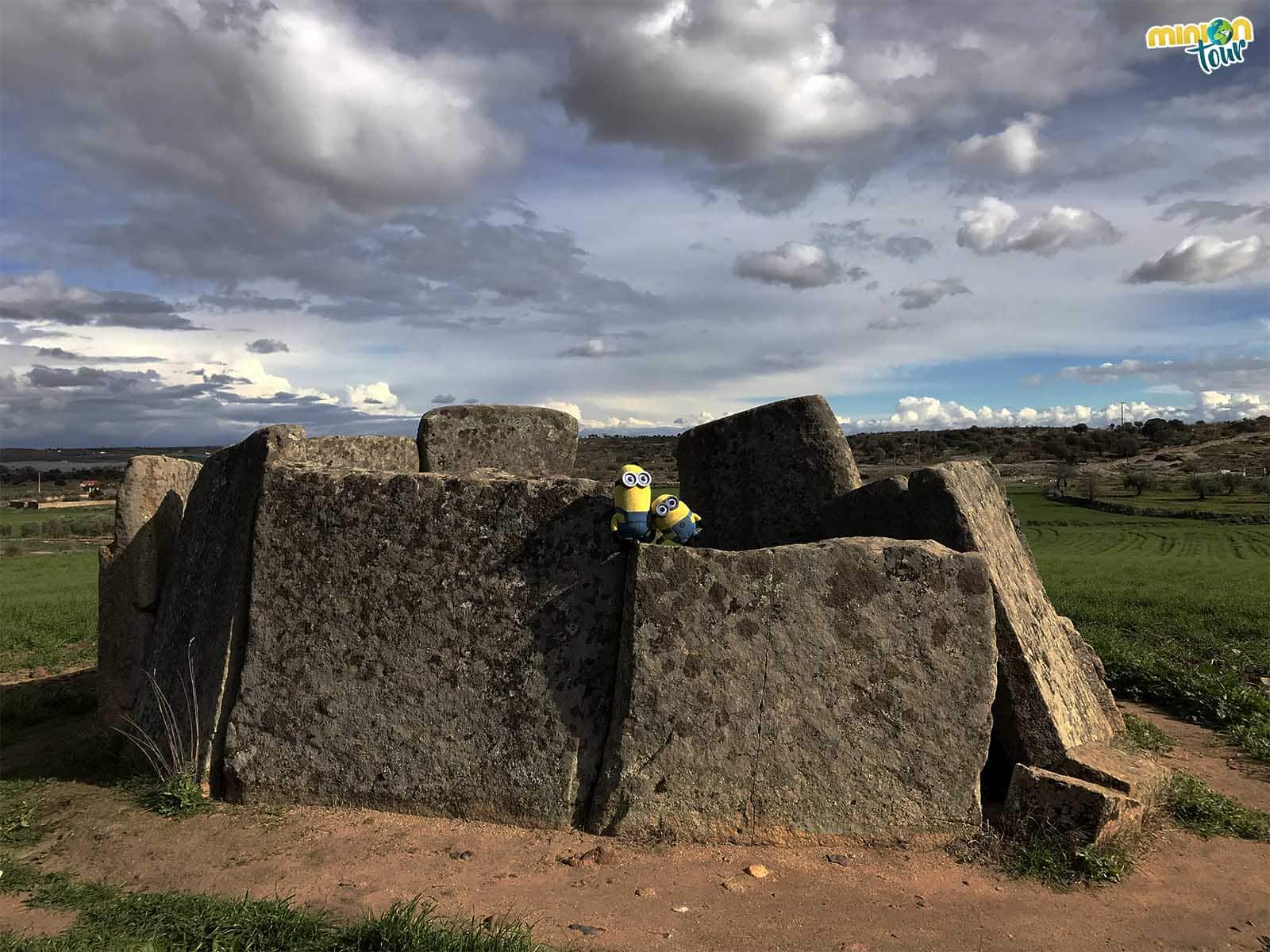 Haciendo equilibrios en el Dolmen de Magacela