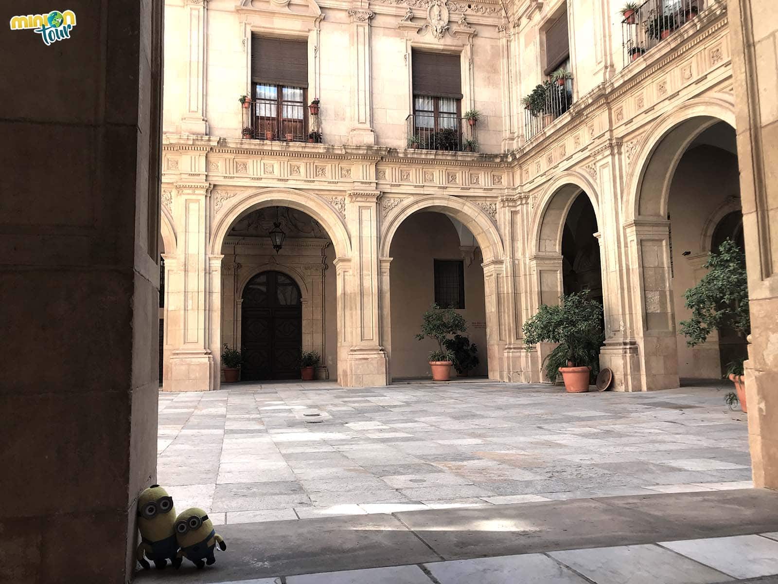 Minions posando en el Claustro del Palacio Episcopal