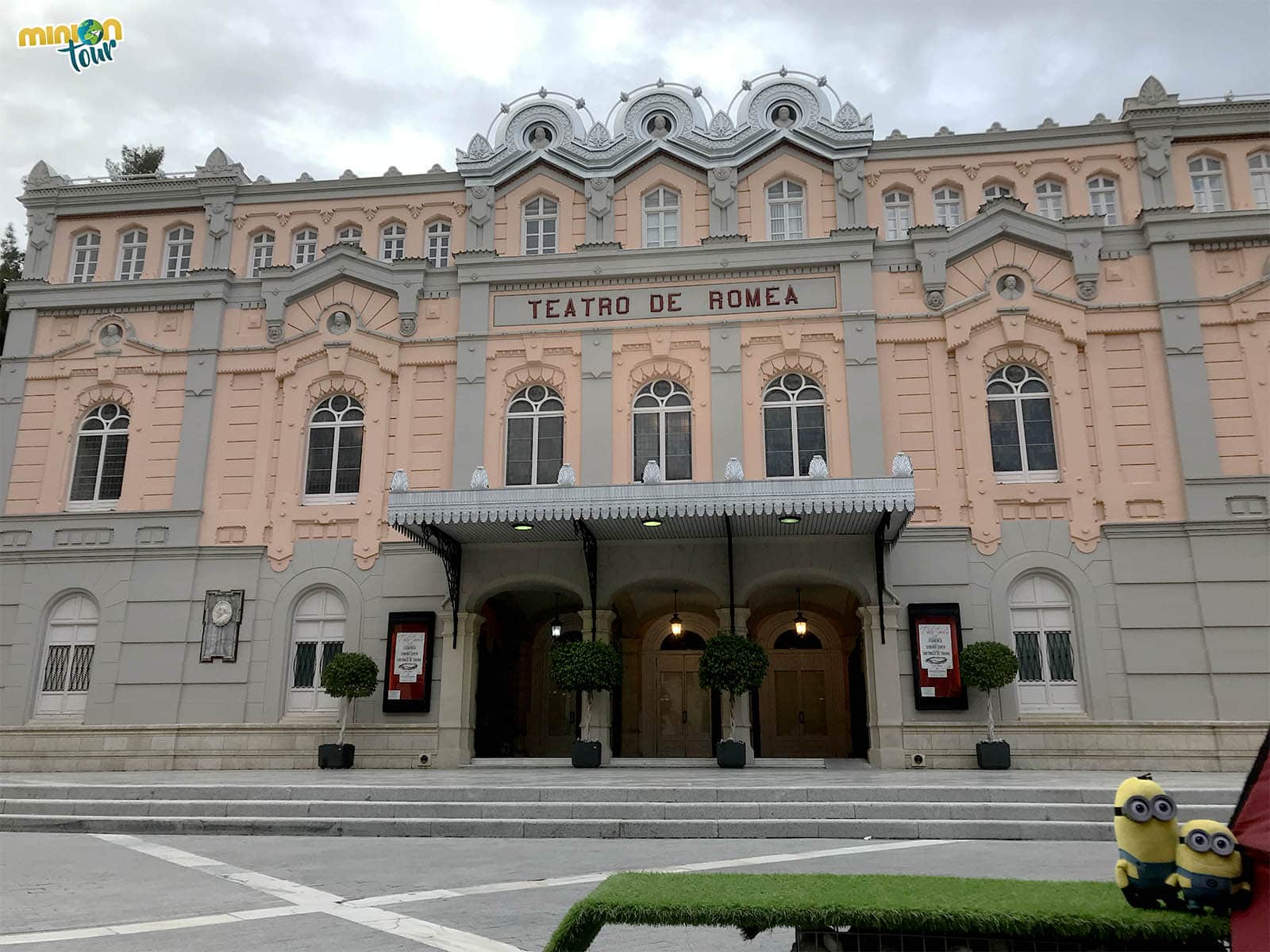 Mirando el Teatro de Romea