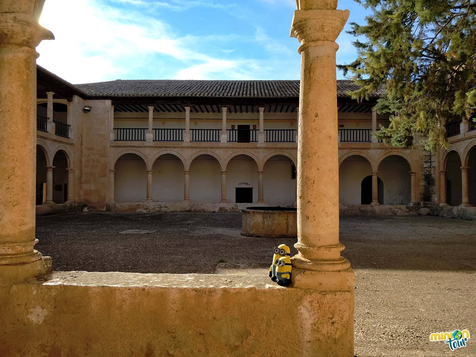 Comenzamos la búsqueda del patrimonio religioso de Fuensanta en el claustro del santuario