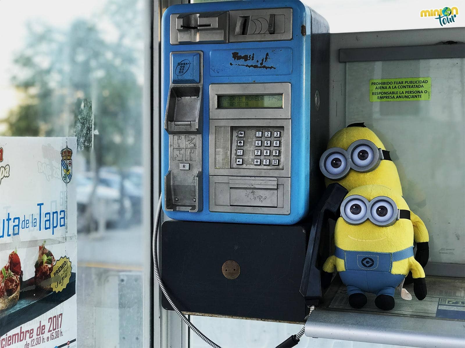 2 Minions y una cabina de teléfono