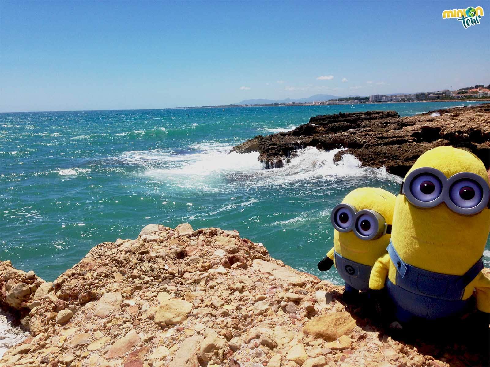 En nuestra búsqueda de una playa desierta una de las que más nos gustó fue Cala Mundina