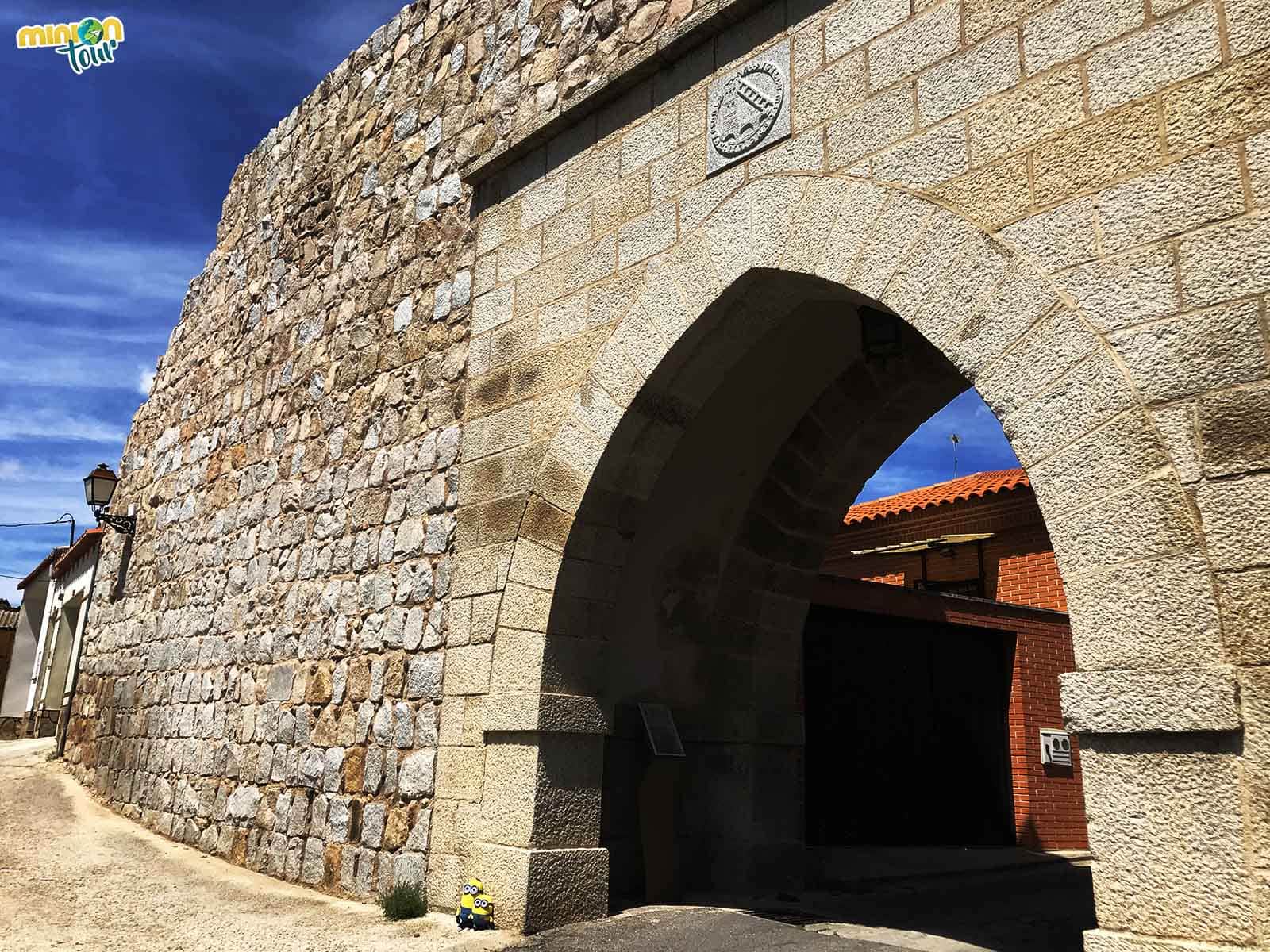 2 Minions en la Puerta de San Ramón de Escalona