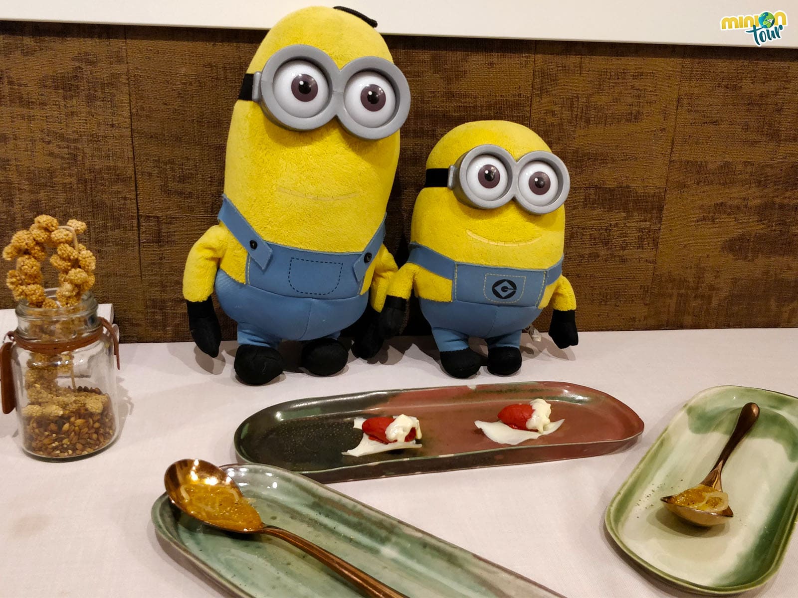 2 Minions cenando en Trivio