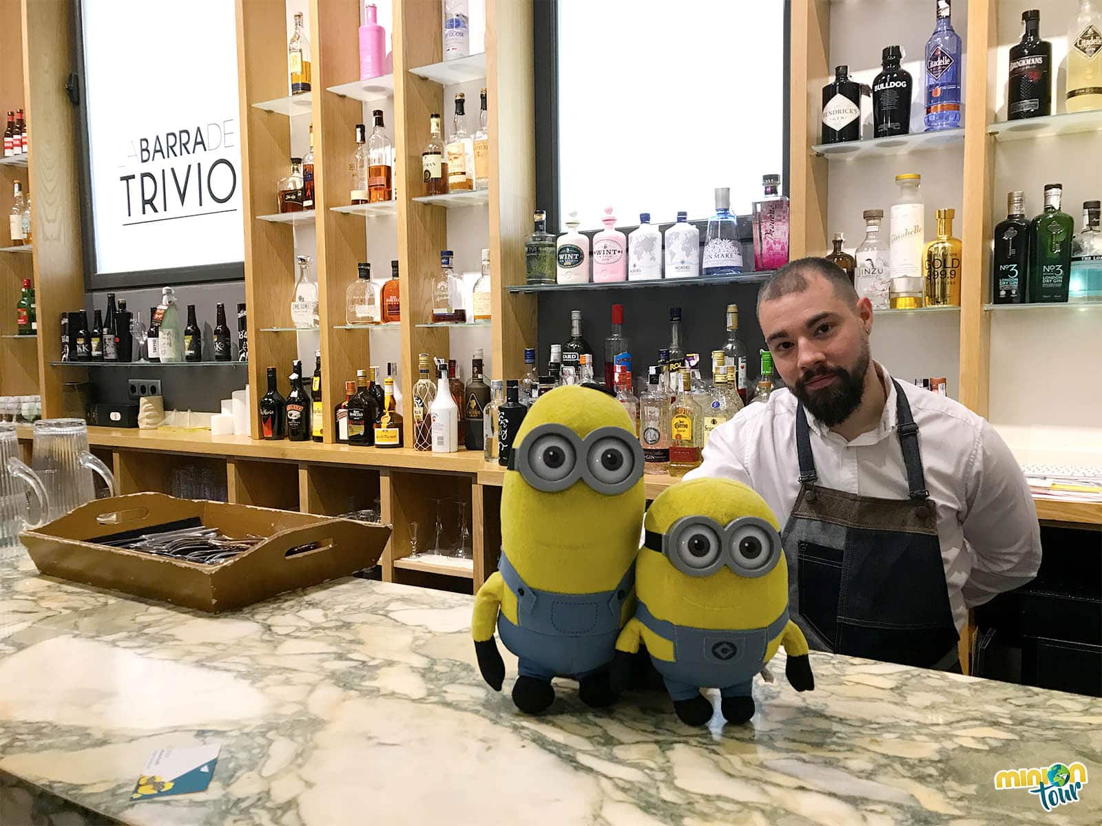 2 Minions en la barra de Trivio