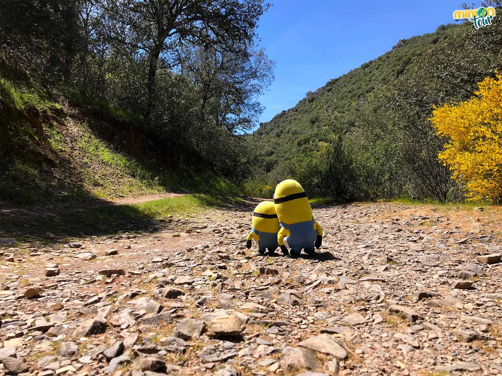 2 Minions comenzando la ruta del Boquerón del Estena