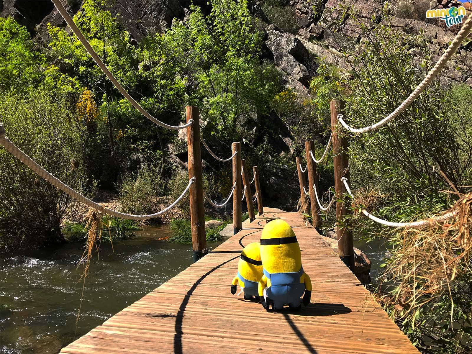 Cruzando el puente sobre el río Estena