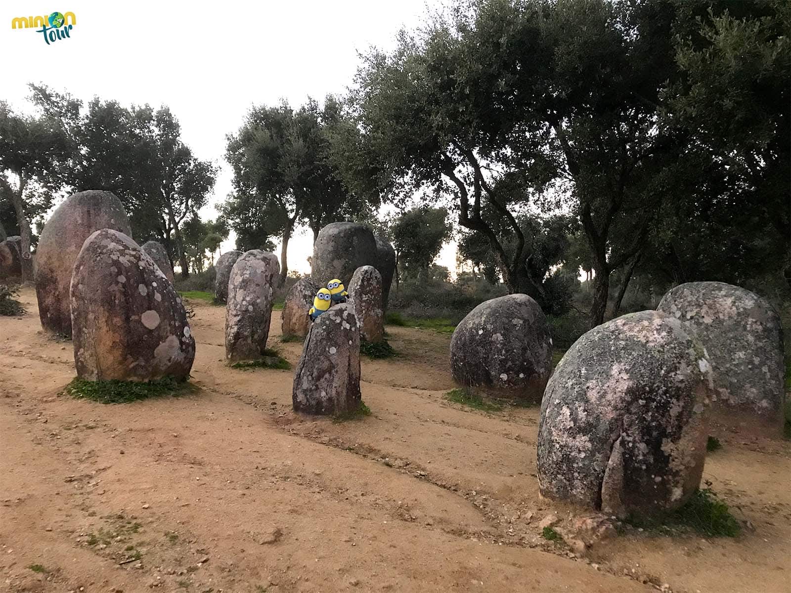 2 Minions descubriendo el Crómlech de los Almendros