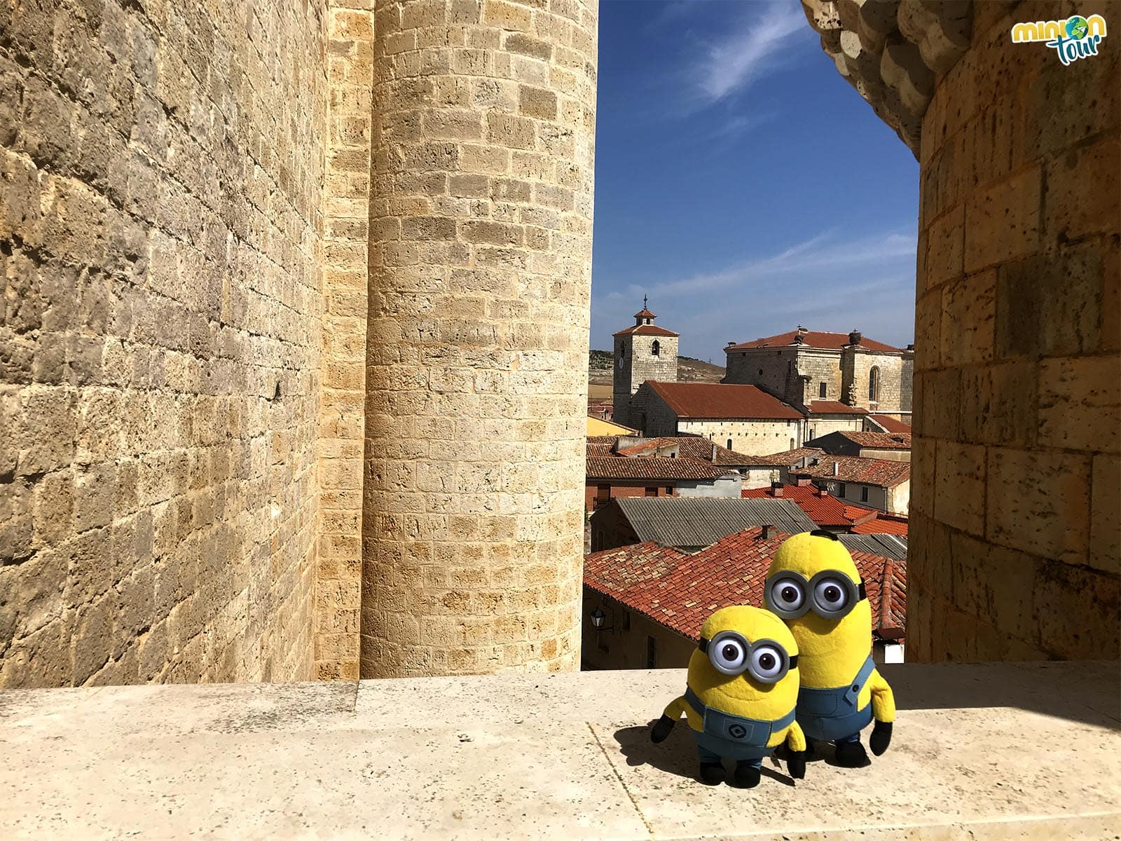 Vista de la iglesia de Fuentes de Valdepero desde lo alto del Castillo de los Sarmiento