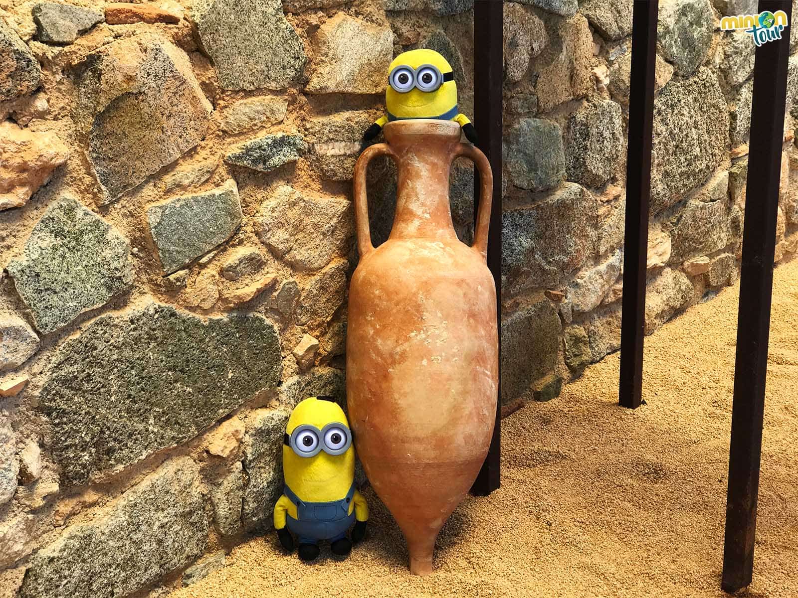 2 Minions con una ánfora romana