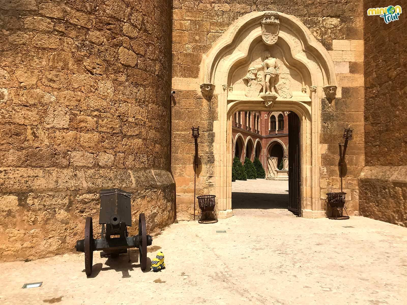 Entrada al patio del Castillo de Belmonte