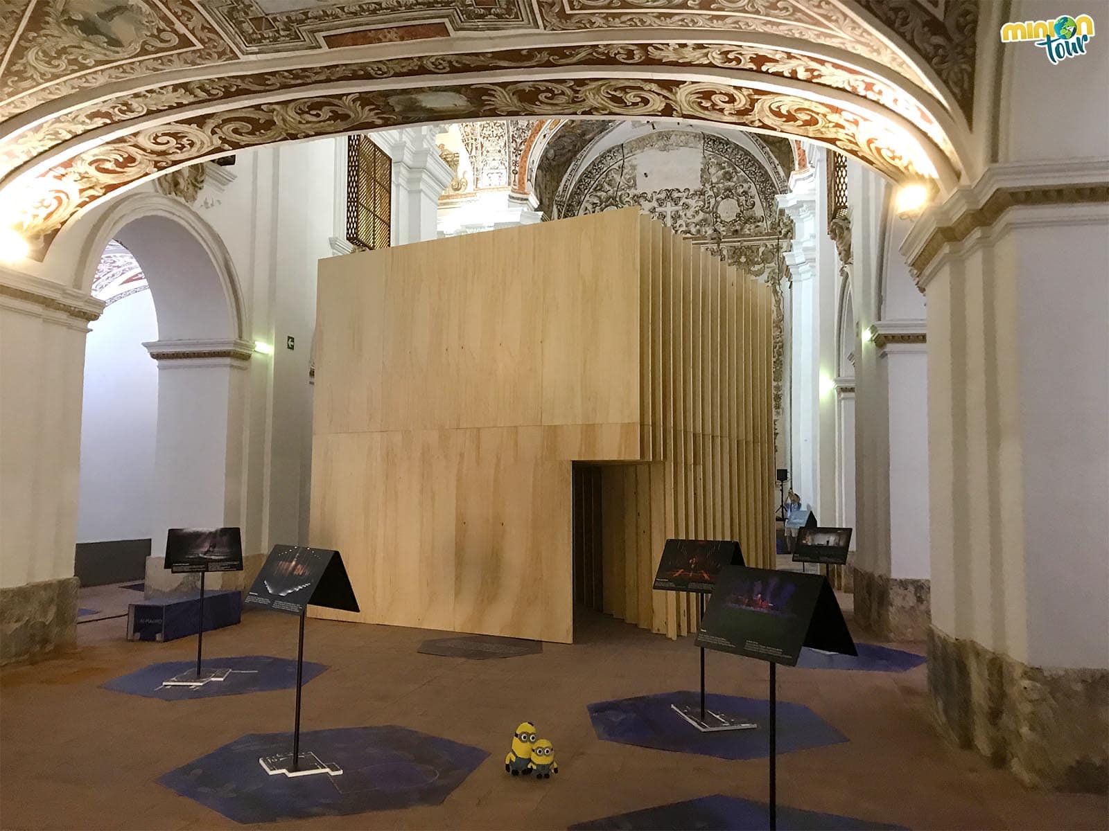 Exposición dentro de la Iglesia de San Agustín durante el Festival de Teatro Clásico de Almagro