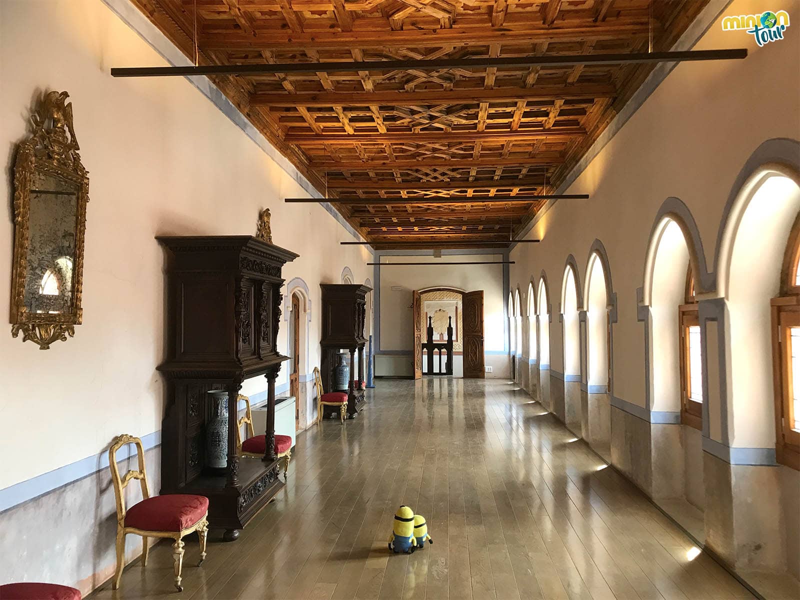 Paseando por una de las estancias del Castillo de Belmonte en la ruta de los castillos del Marqués de Villena