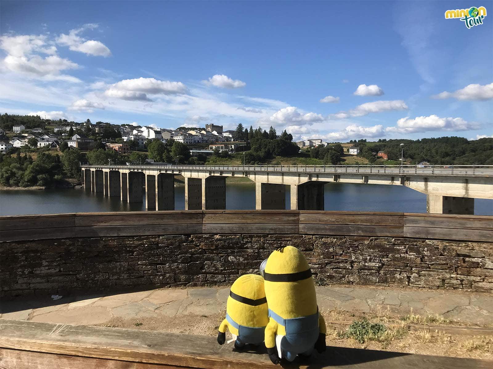 Vistas de Portomarín desde el otro lado del río