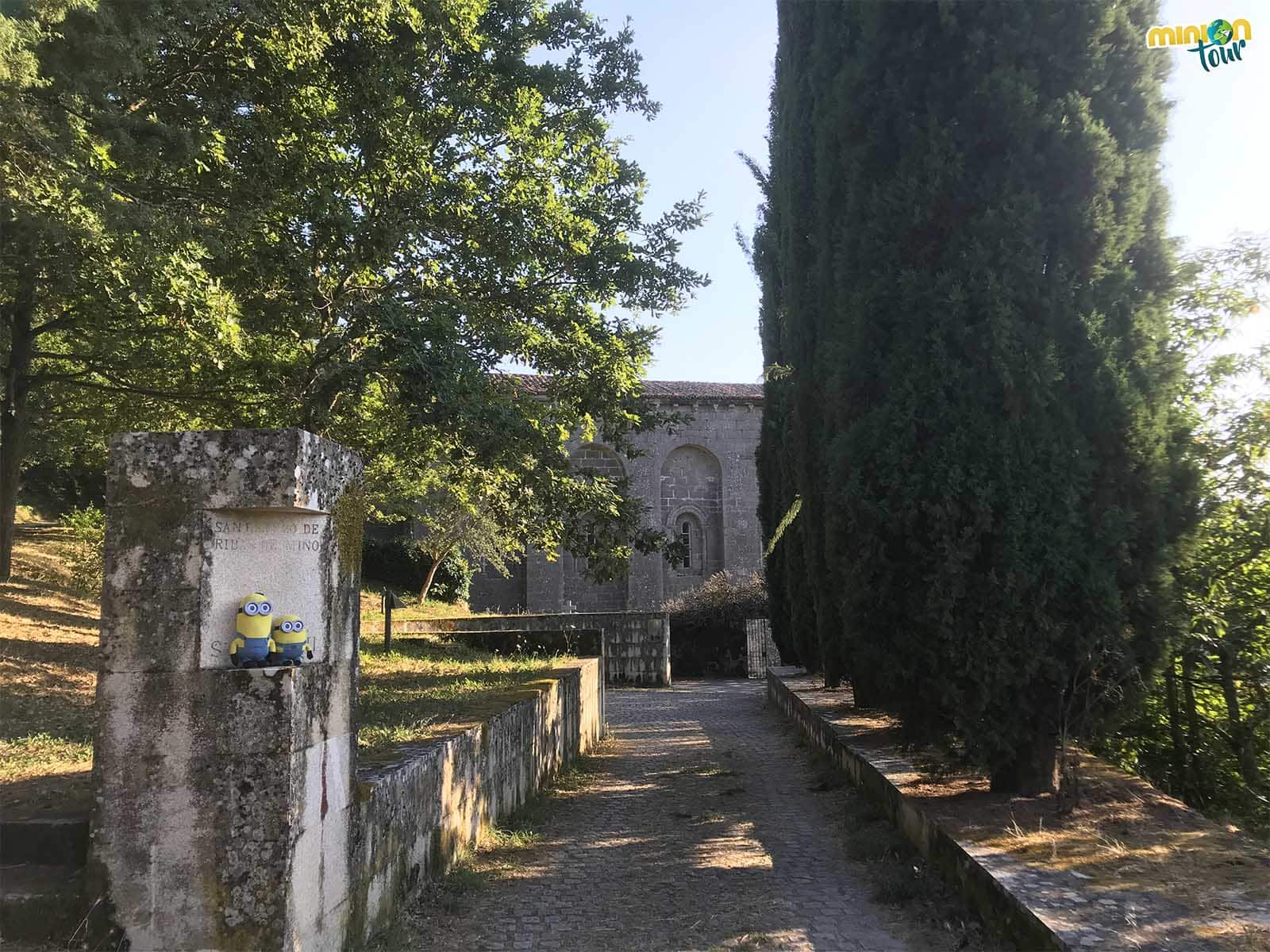 En la entrada del Monasterio de Santo Estevo de Ribas de Miño