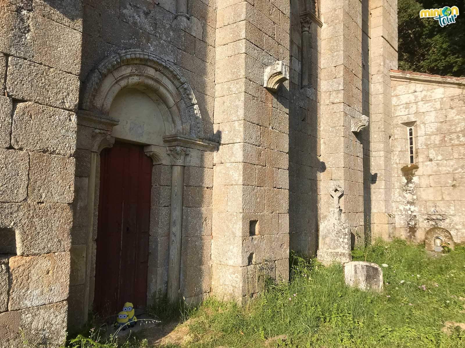 Puerta lateral de Santo Estevo de Ribas de Miño