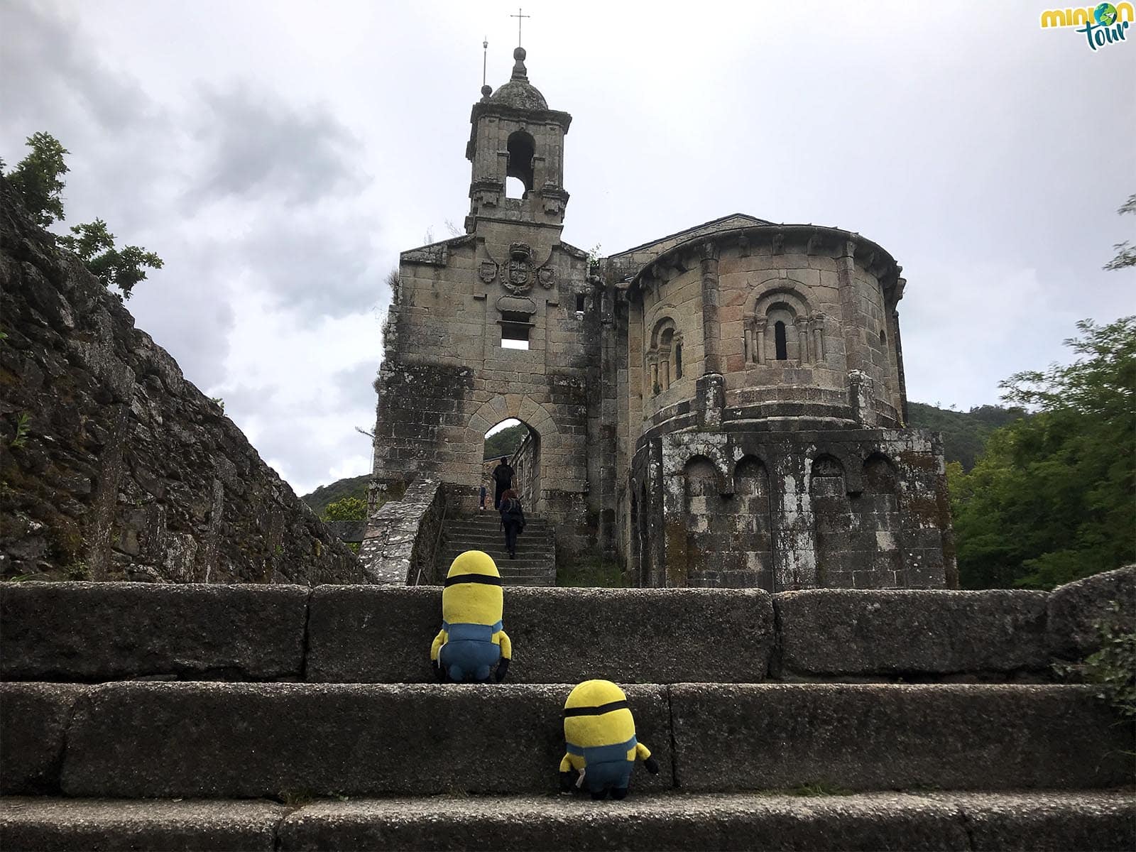 2 Minions en el Monasterio de Caaveiro en las Fragas do Eume