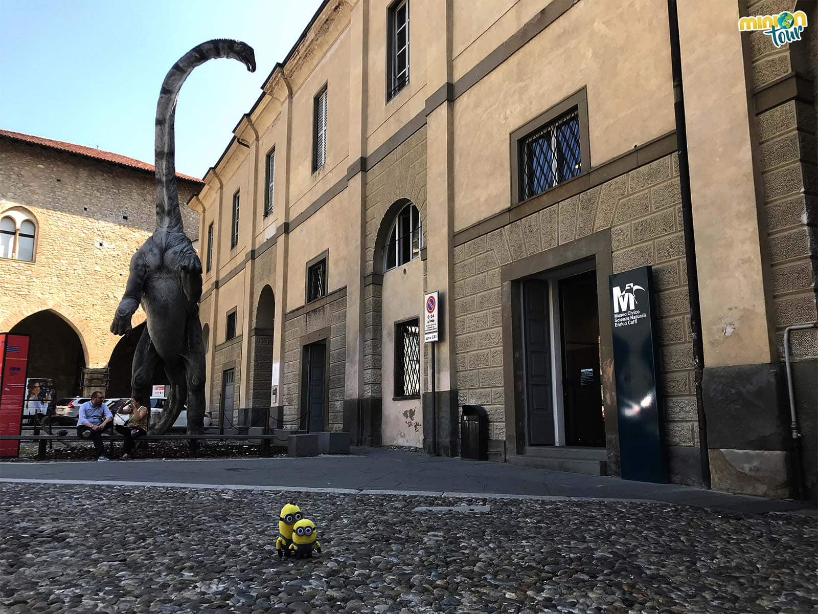 Un dinosaurio en la puerta del Museo Cívico de Ciencias Naturales