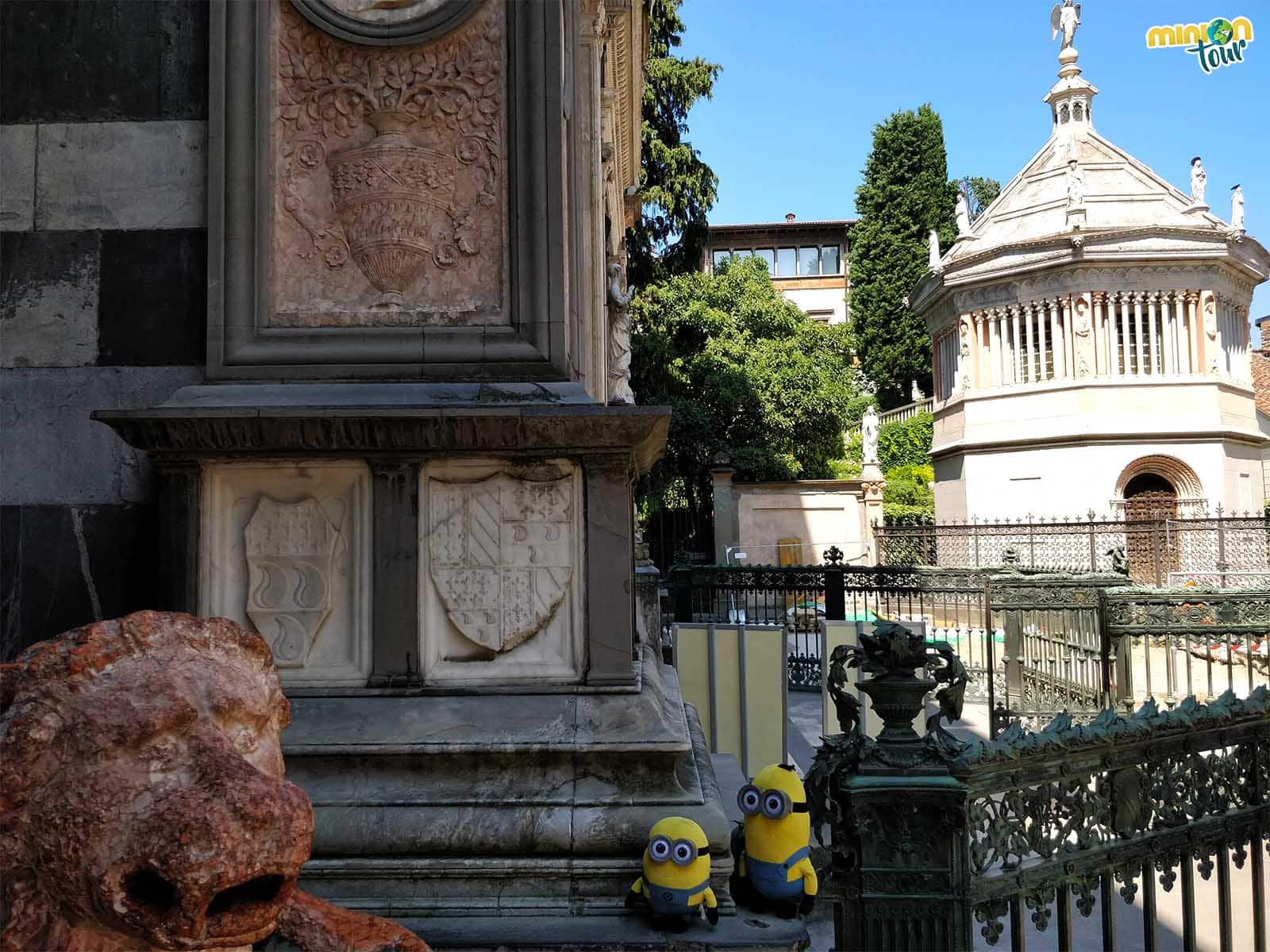 Con el Baptisterio y un león rojo