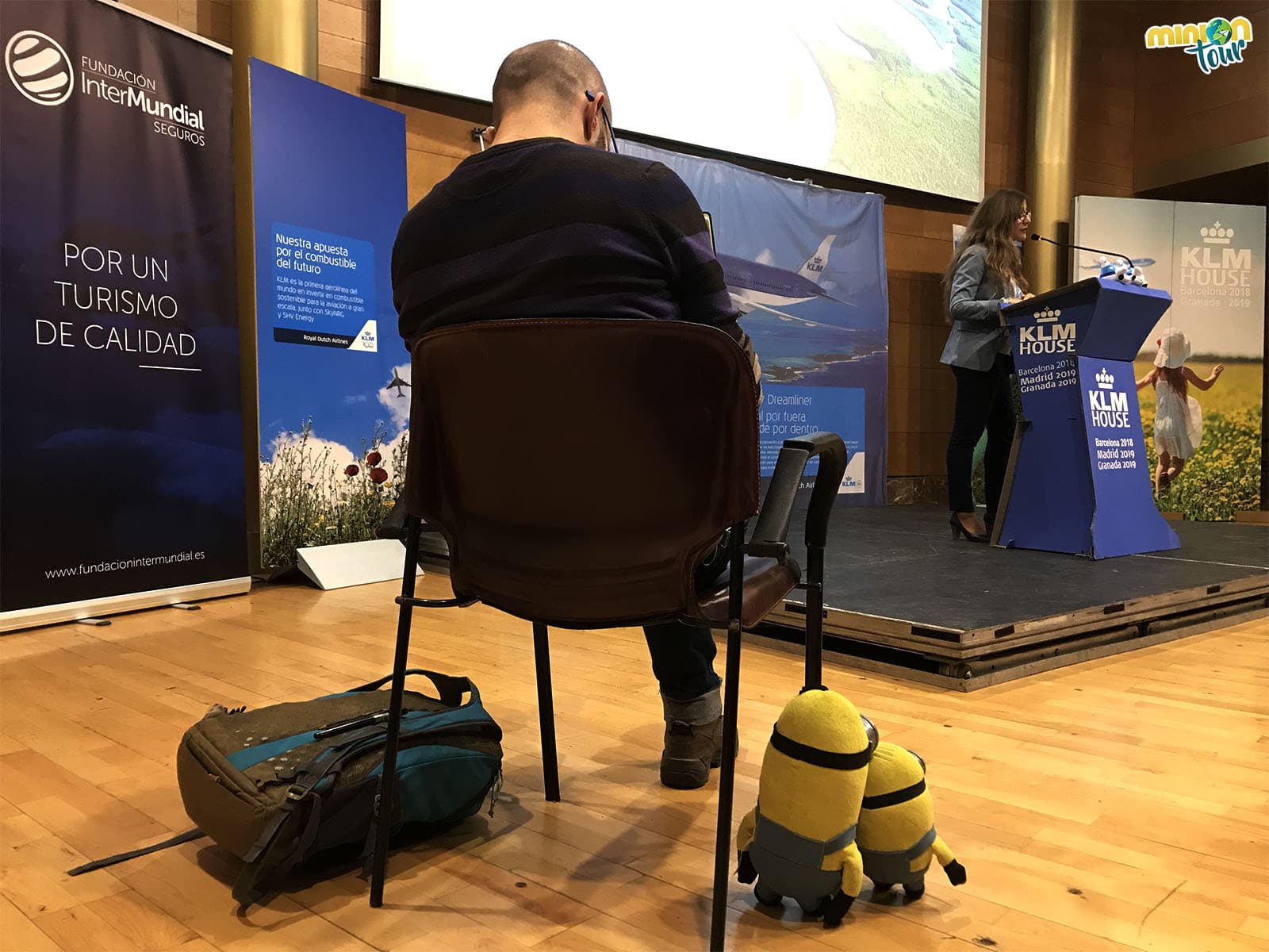 Atendiendo en el congreso, una de las actividades del fin de semana de turismo sostenible en Granada