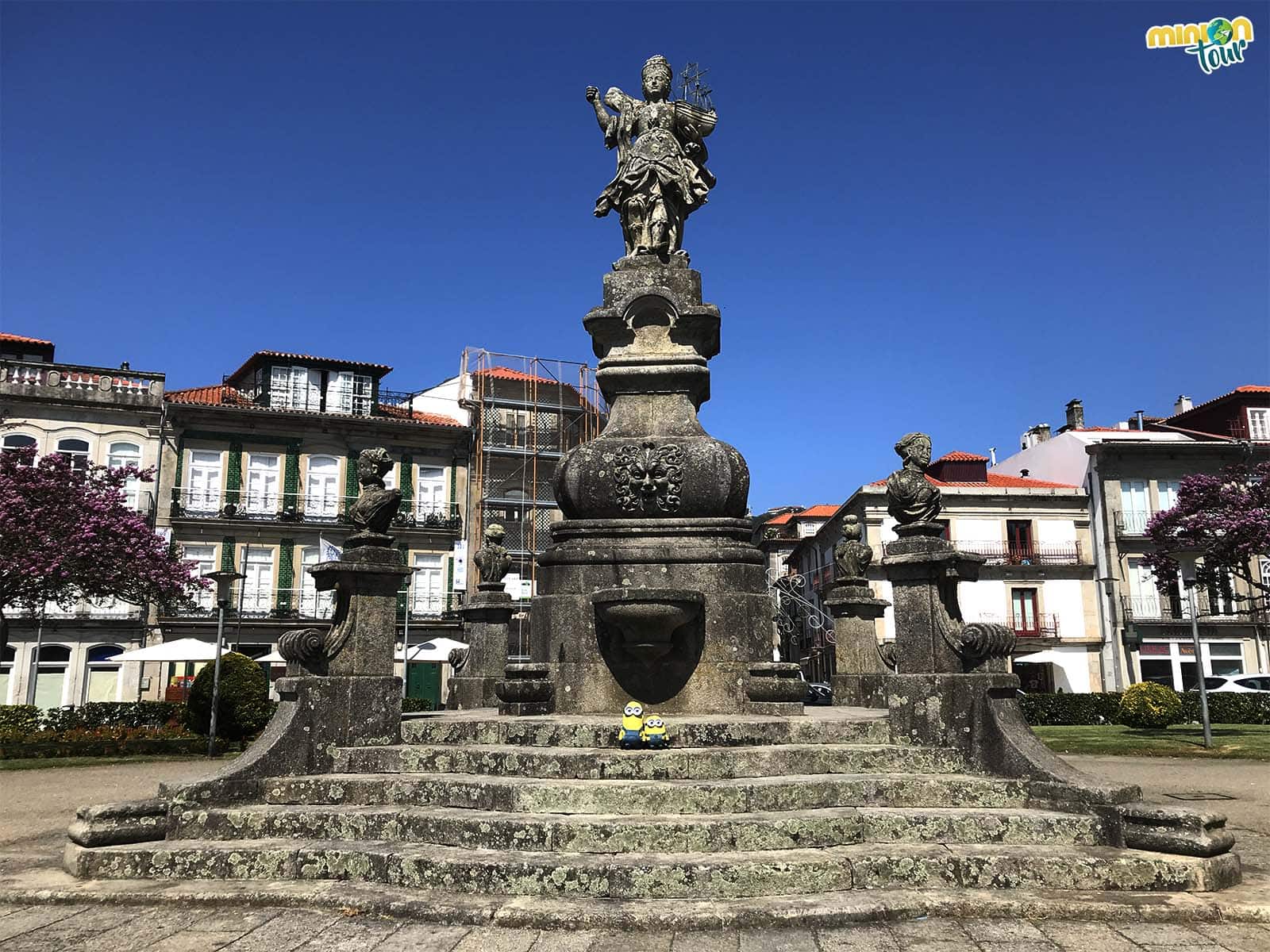 Con la Estatua de Viana