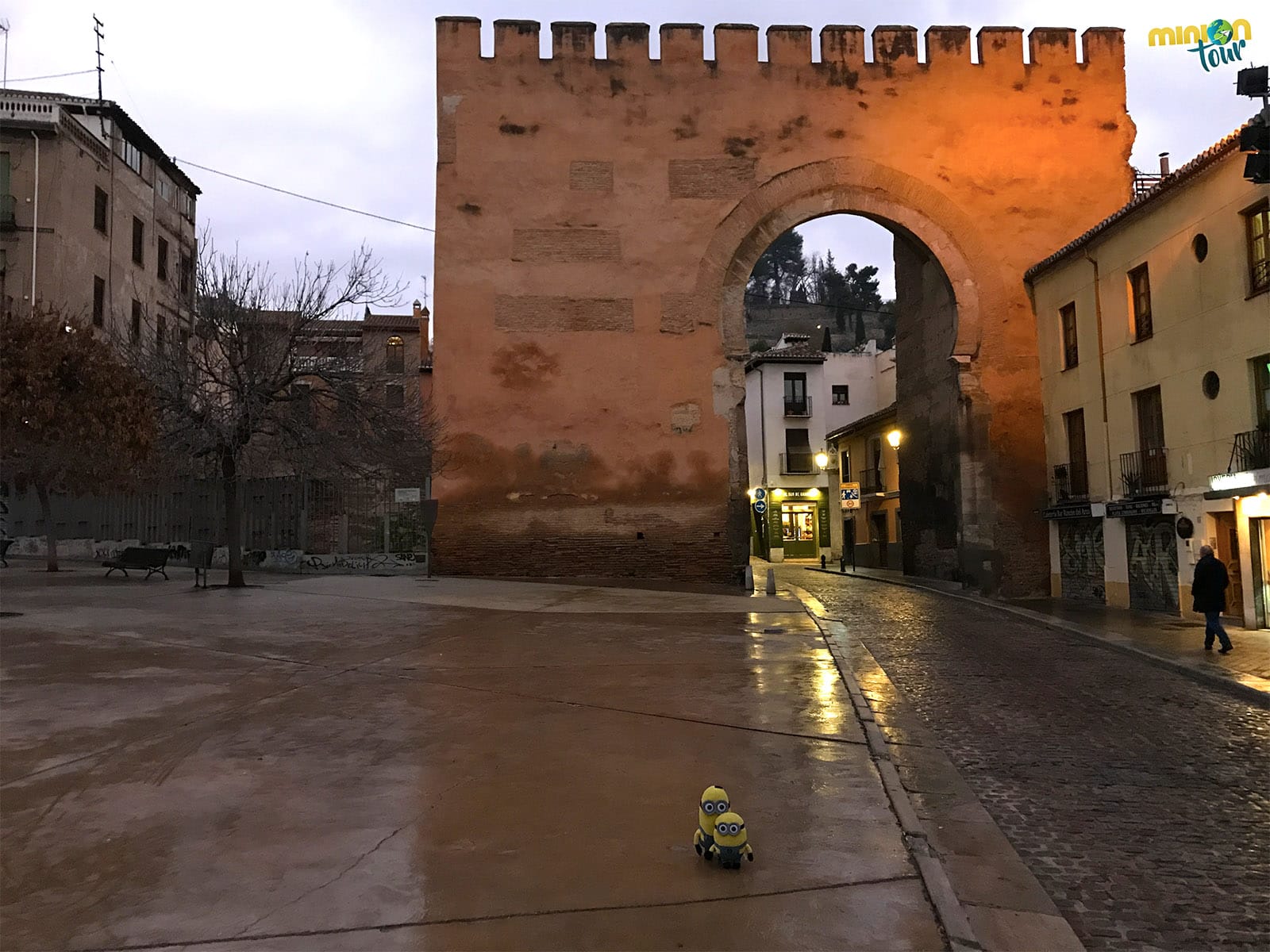 Cruzamos por la Puerta de Elvira