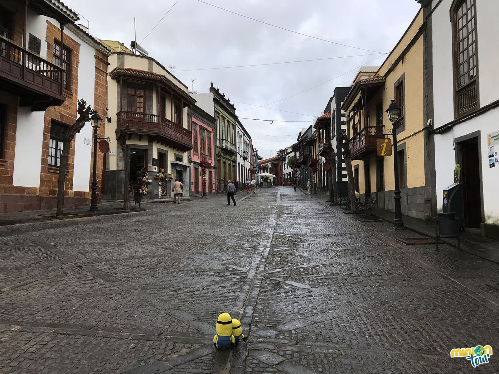 Paseando por una calle de Teror