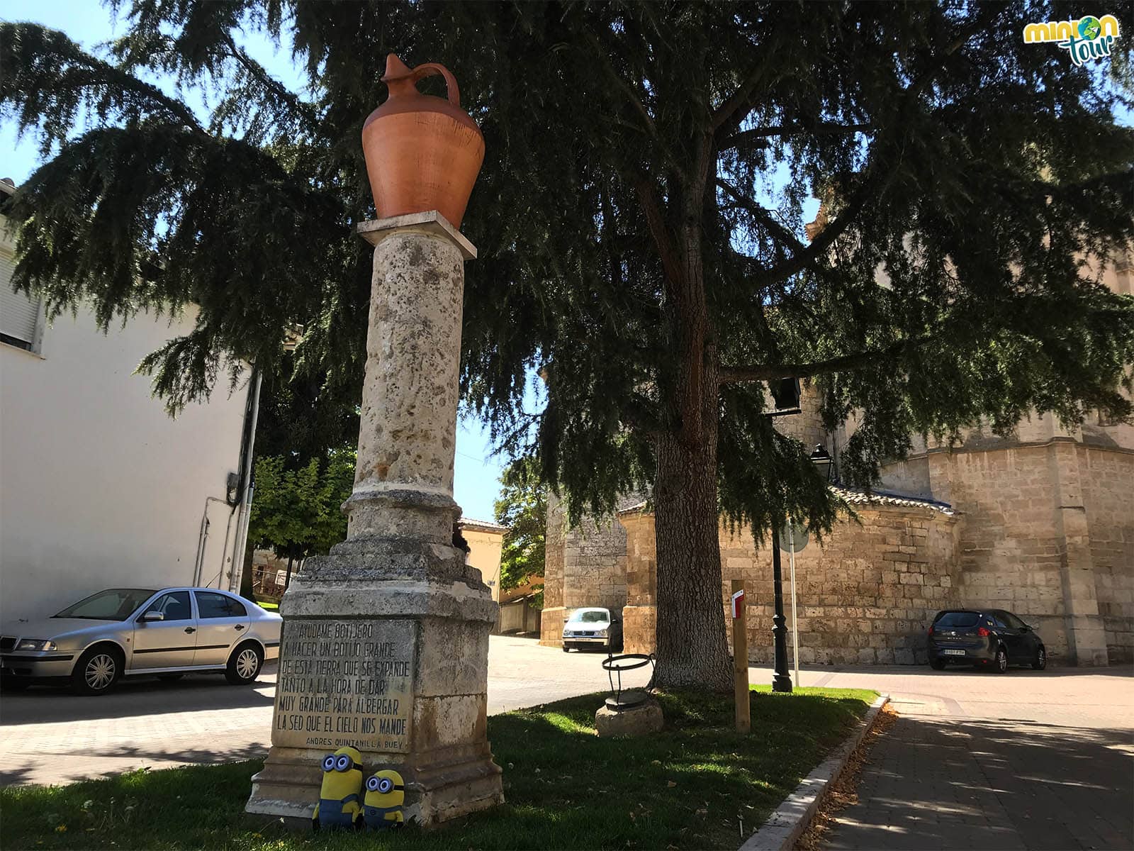 Monumento al botijo en Dueñas
