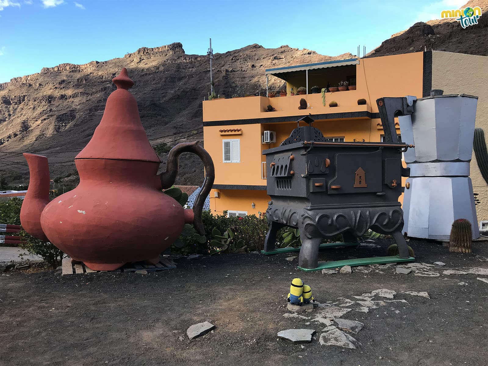 Objetos gigantes al lado del Molino de Viento de Mogán