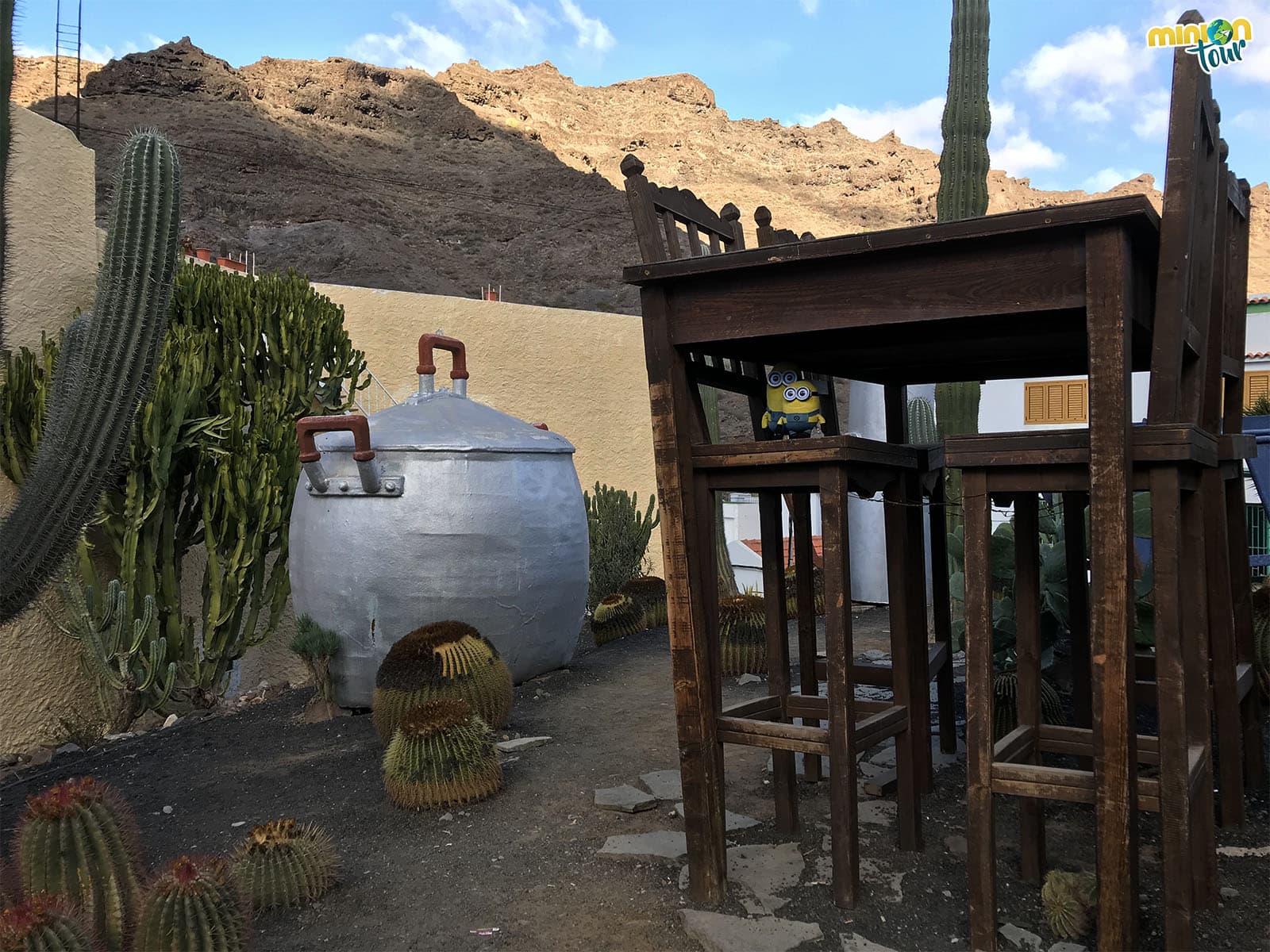 Mesa gigante al lado del Molino de Viento