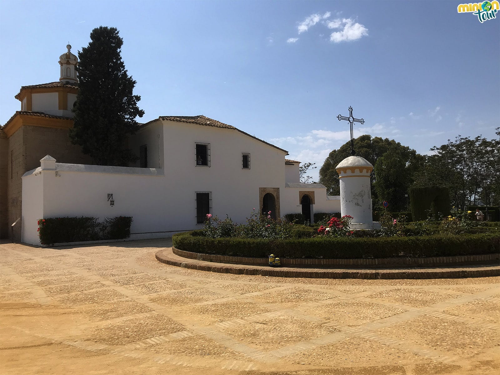 Dos Minions buscando a Cristóbal Colón en el Monasterio de La Rábida