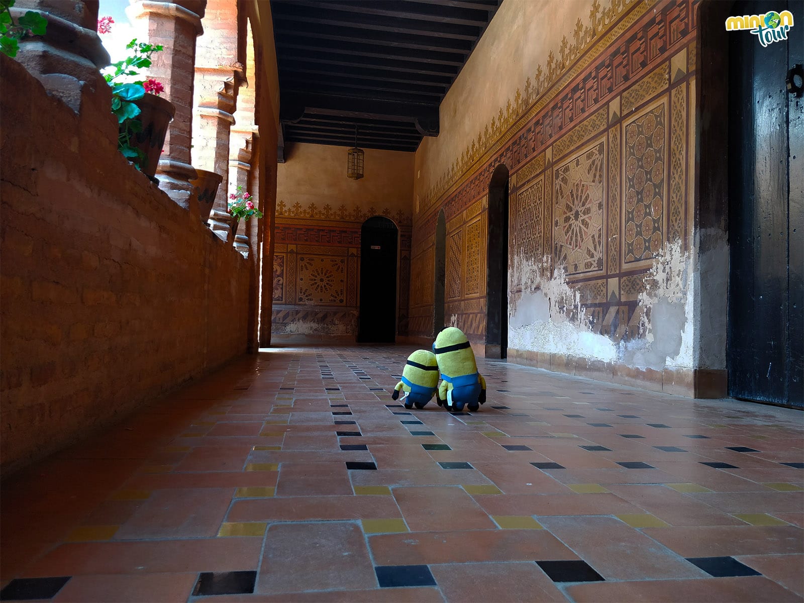 2 Minions paseando por el Monasterio de La Rábida