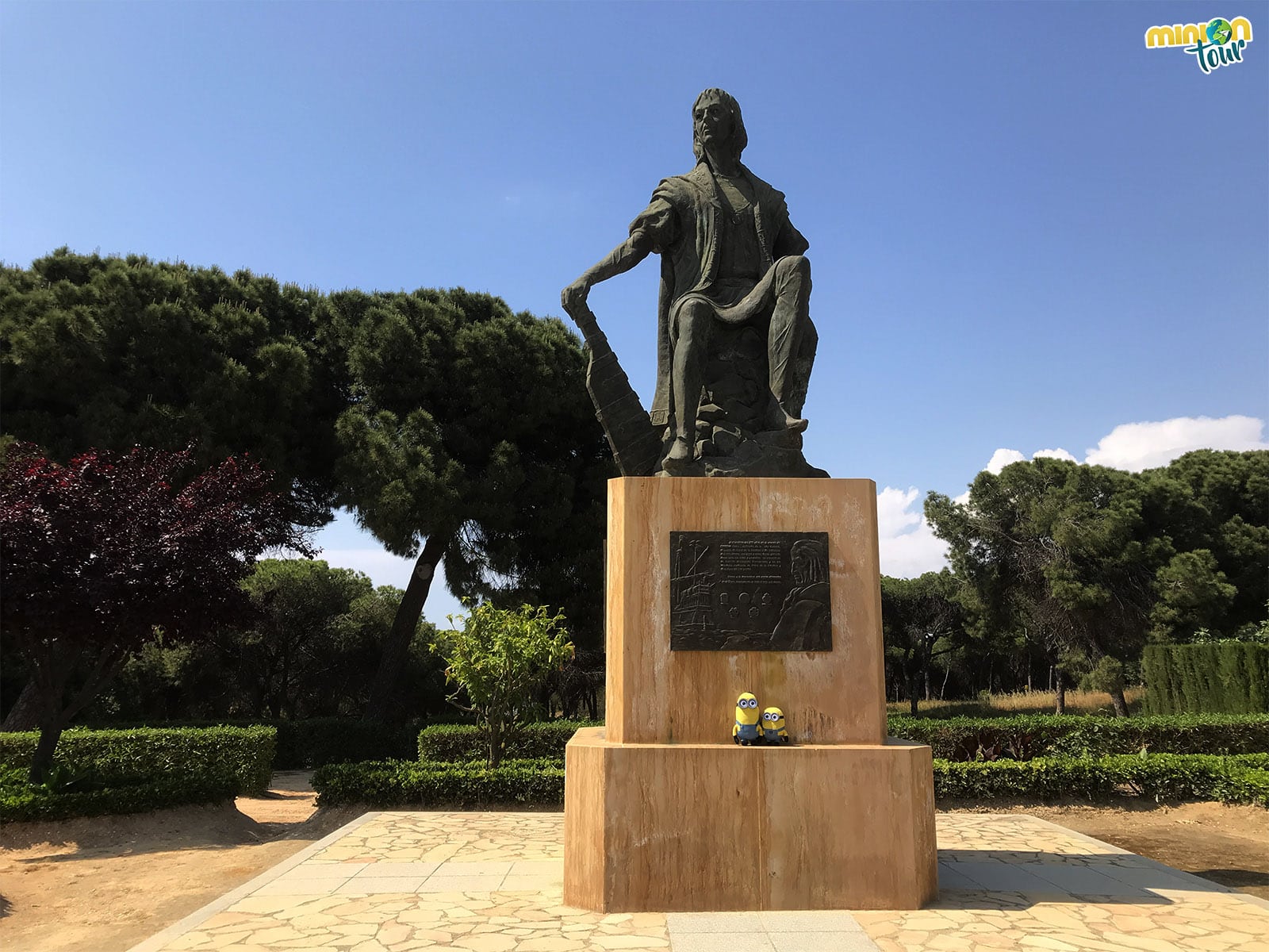 Estatua de Cristóbal Colón en los jardines del Monasterio de La Rábida