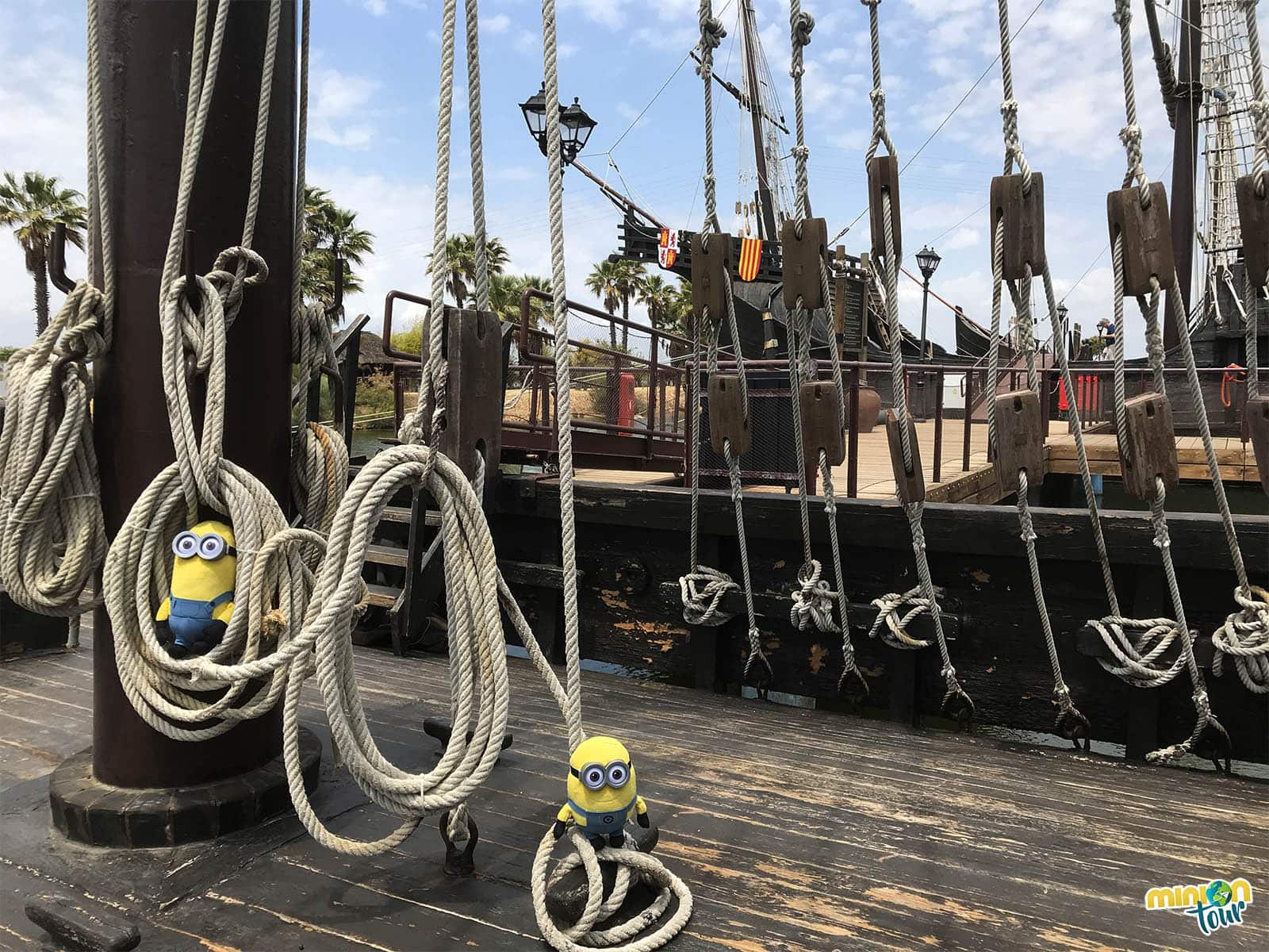 De grumetes en el Muelle de las Carabelas