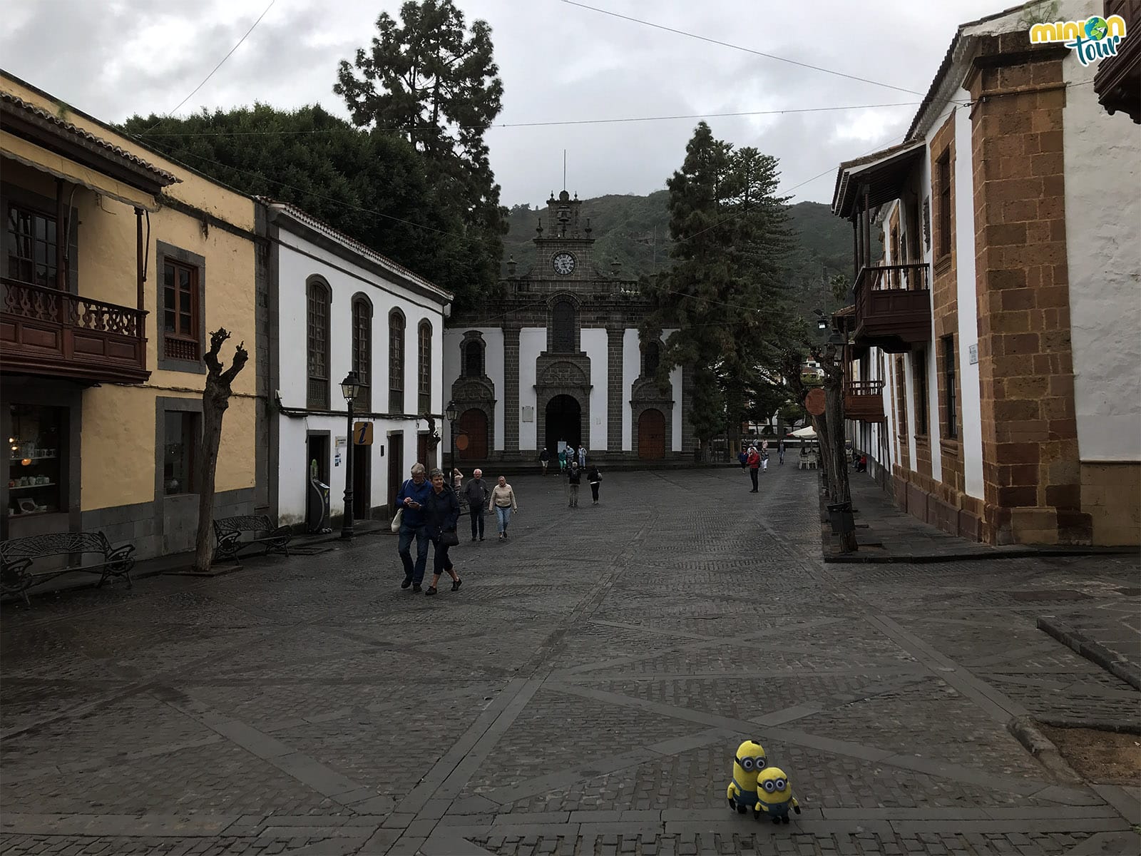 2 Minions y la Basílica de Nuestra Señora del Pino