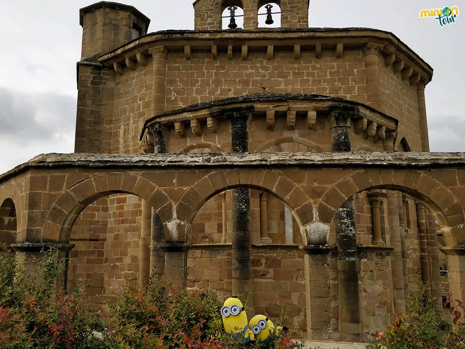 Los Minions con la ermita