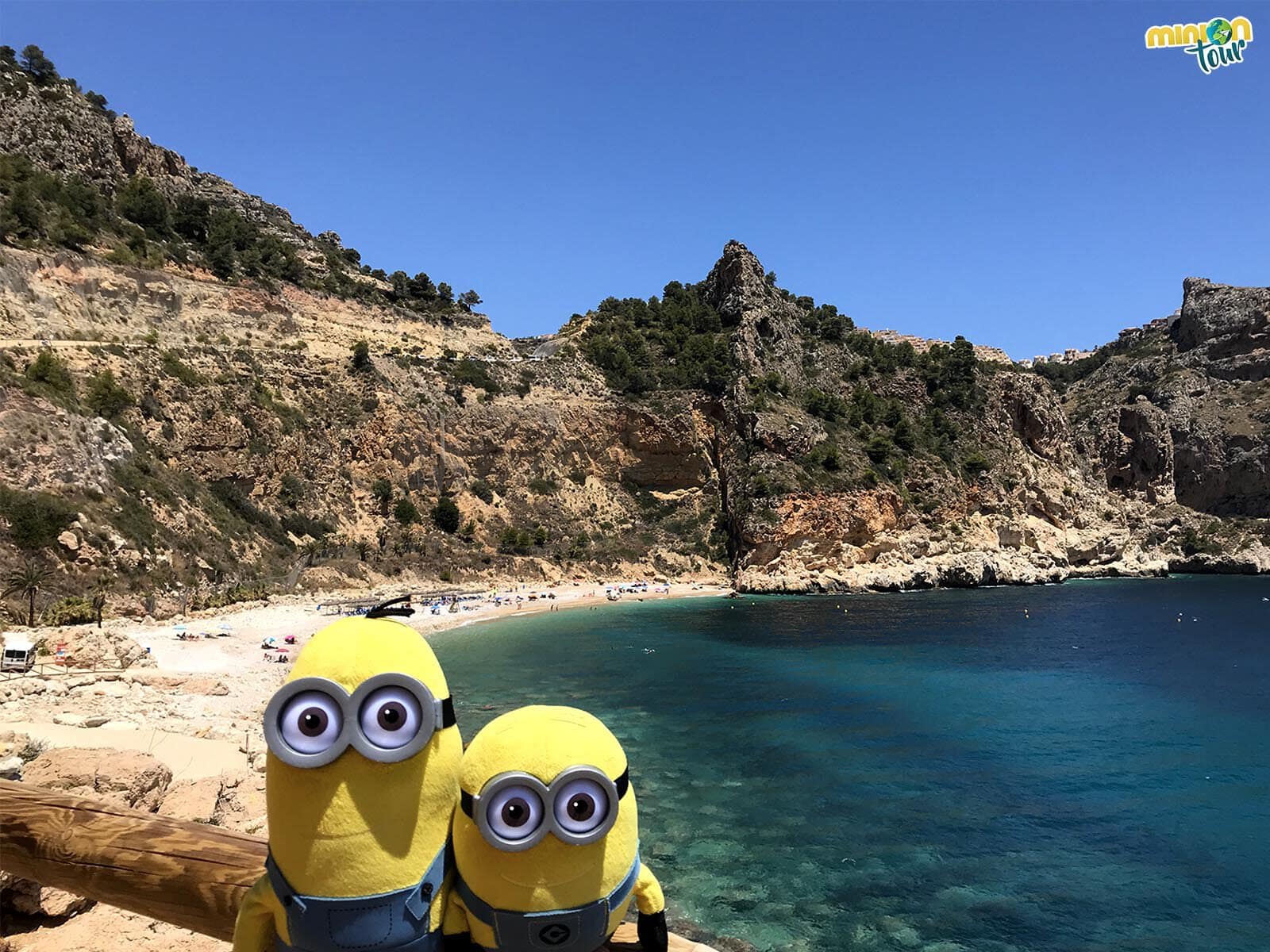 2 Minions en la Cala del Moraig