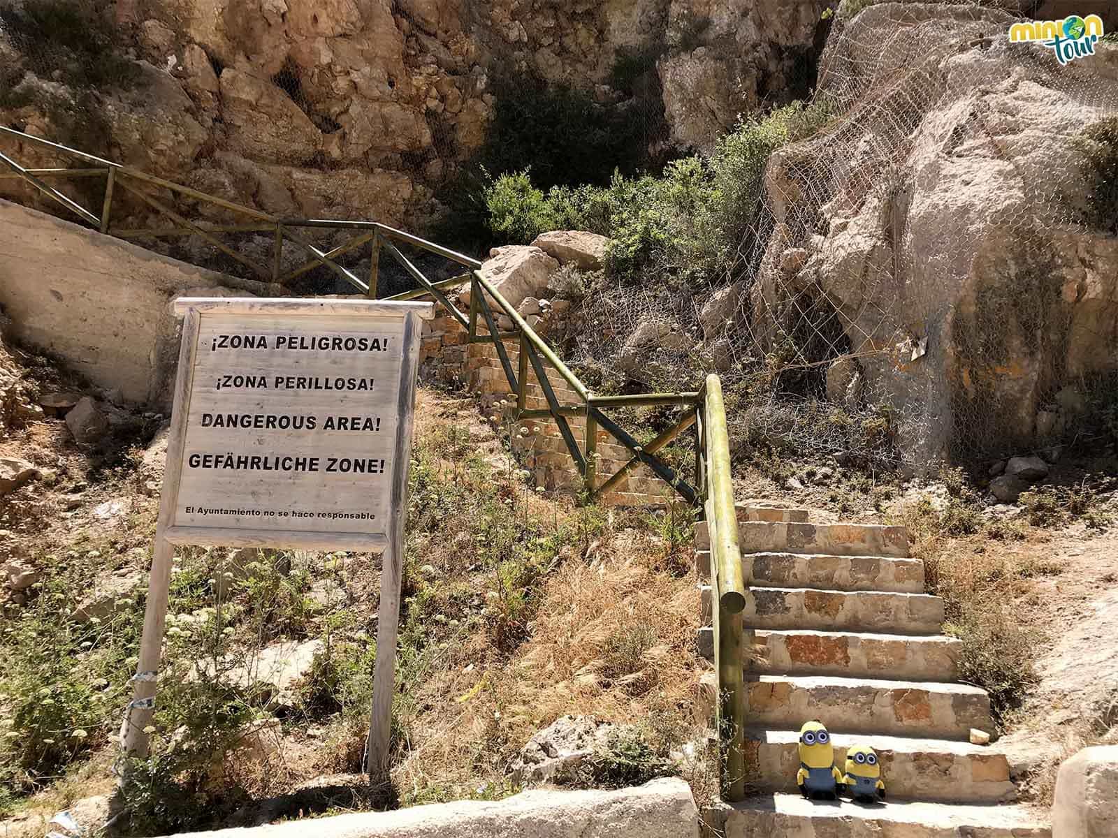 Estas escaleras llevan al mirador de la Cala del Moraig