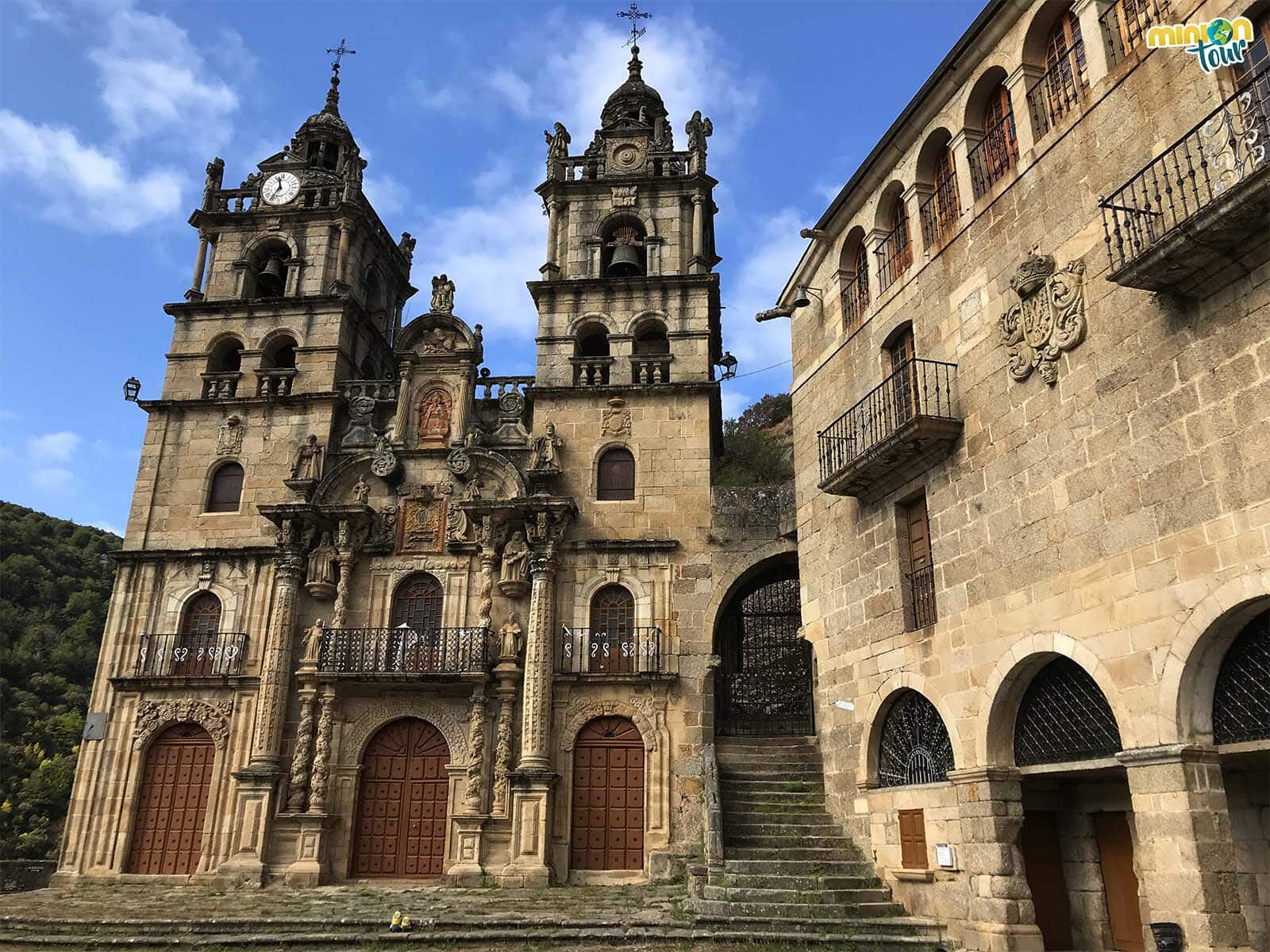 Minions de visita al Santuario de As Ermitas