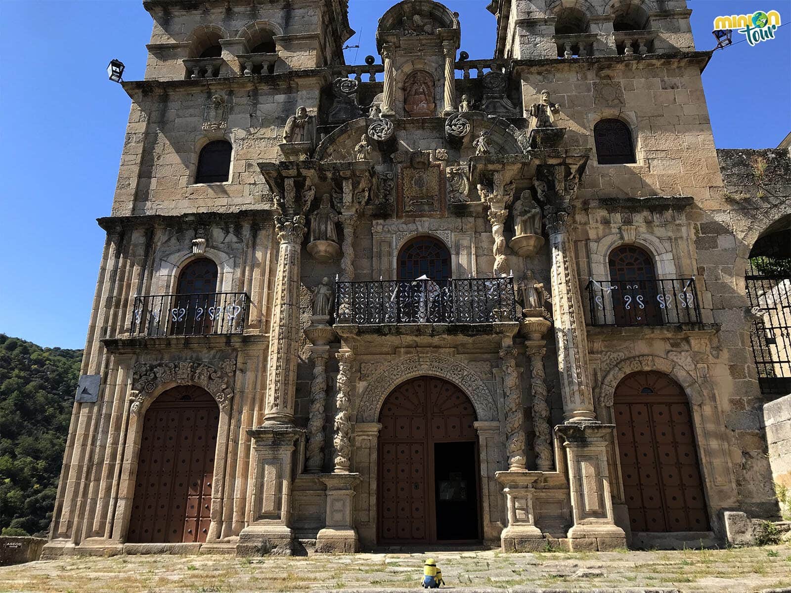 Alucinando con la fachada del Santuario de Nuestra Señora de Las Ermitas