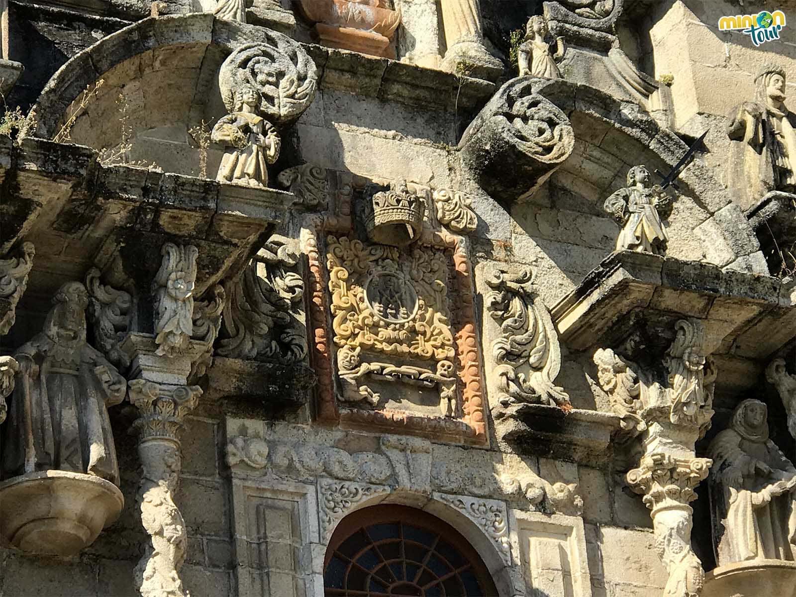 Este es el escudo mariano de la fachada del santuario