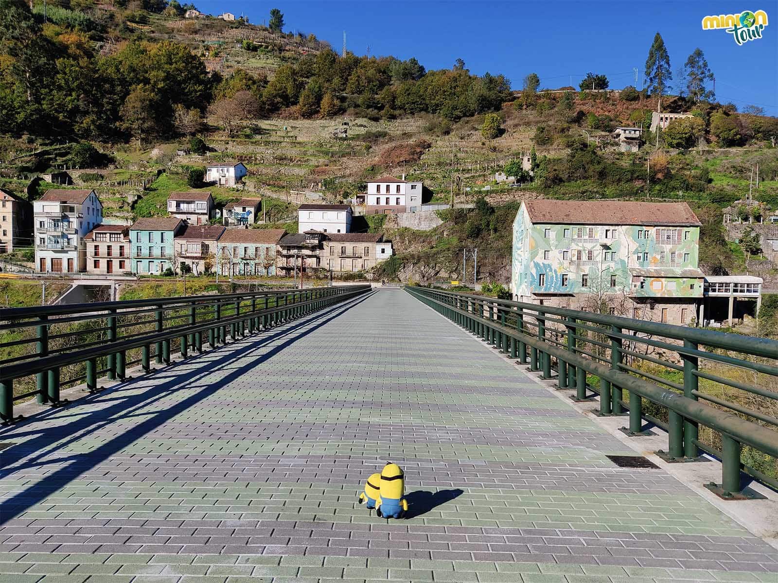 Los murales de Os Peares desde el puente le dan un encanto especial