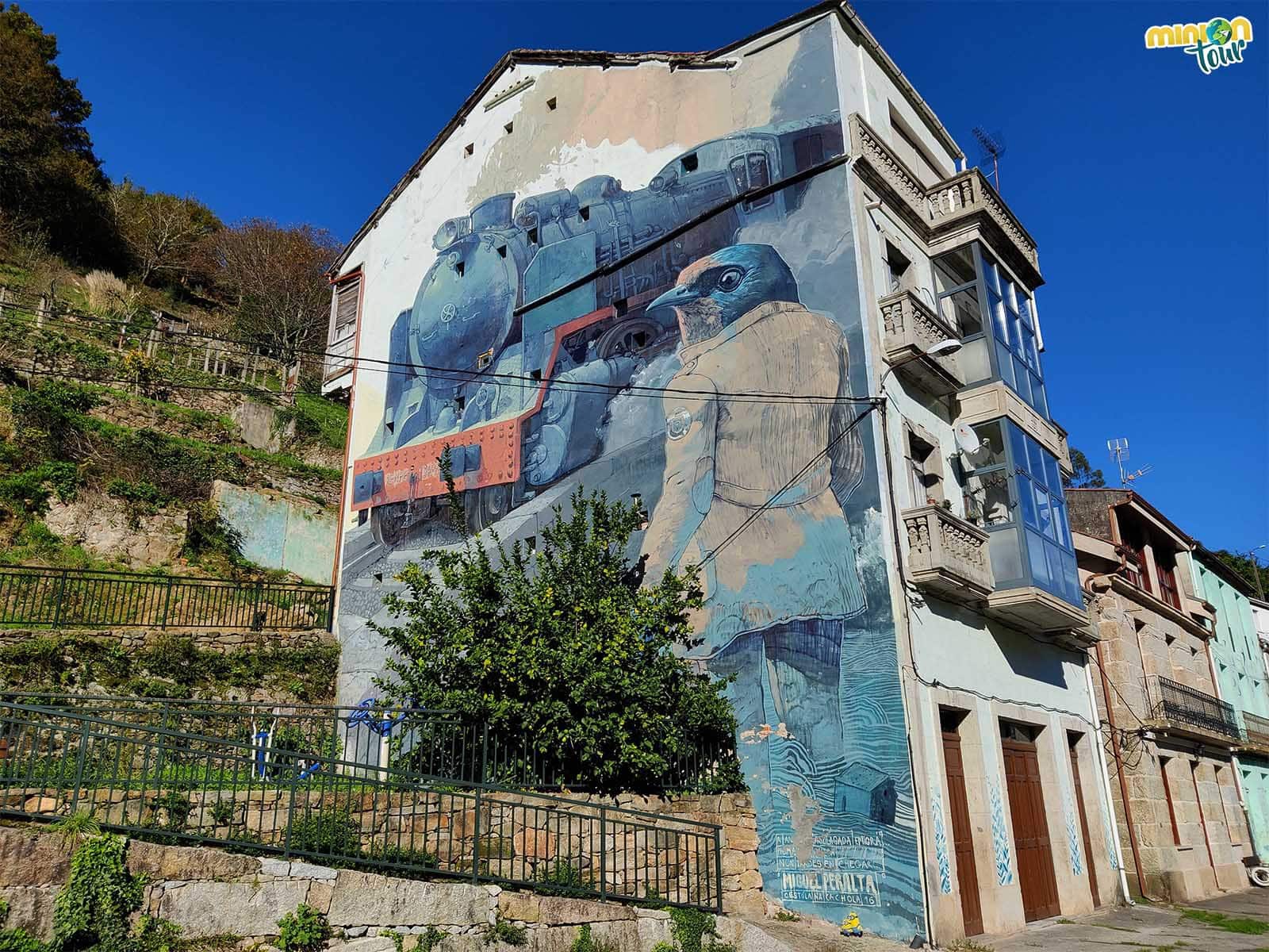 El mural de un tren no podía faltar en el barrio de la Estación