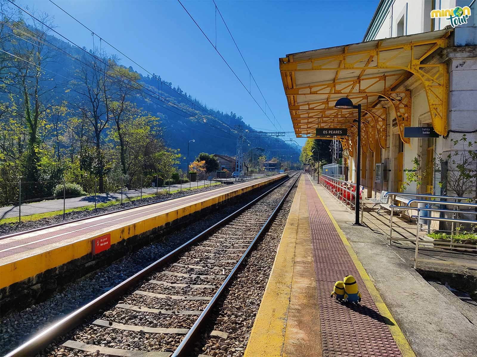 Esperando el tren en la estación de Os Peares