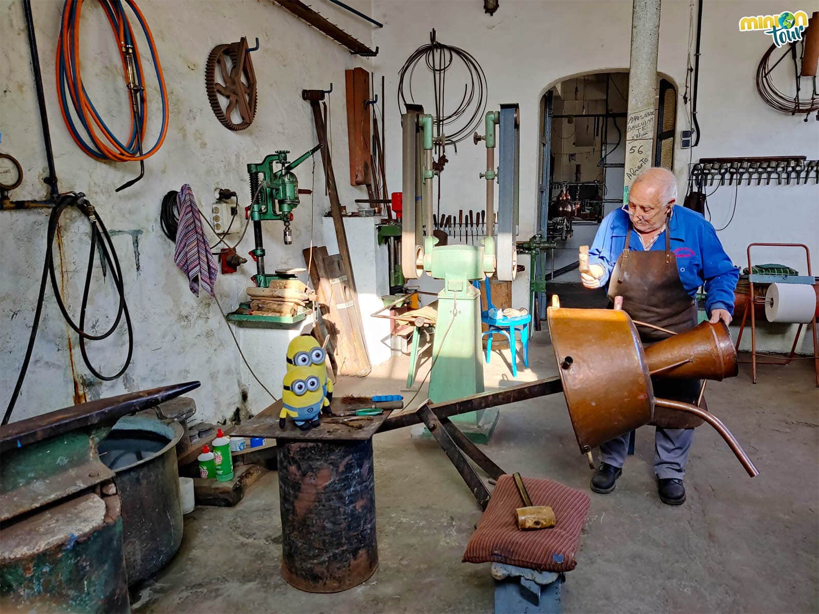 Aprendiendo a restaurar un alambique en el Taller de Manolete