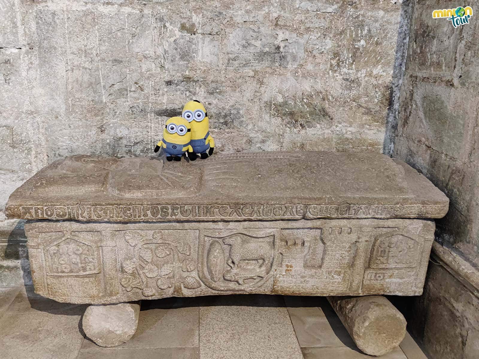 Minions alucinado con el sarcófago de doña María de Bolaño