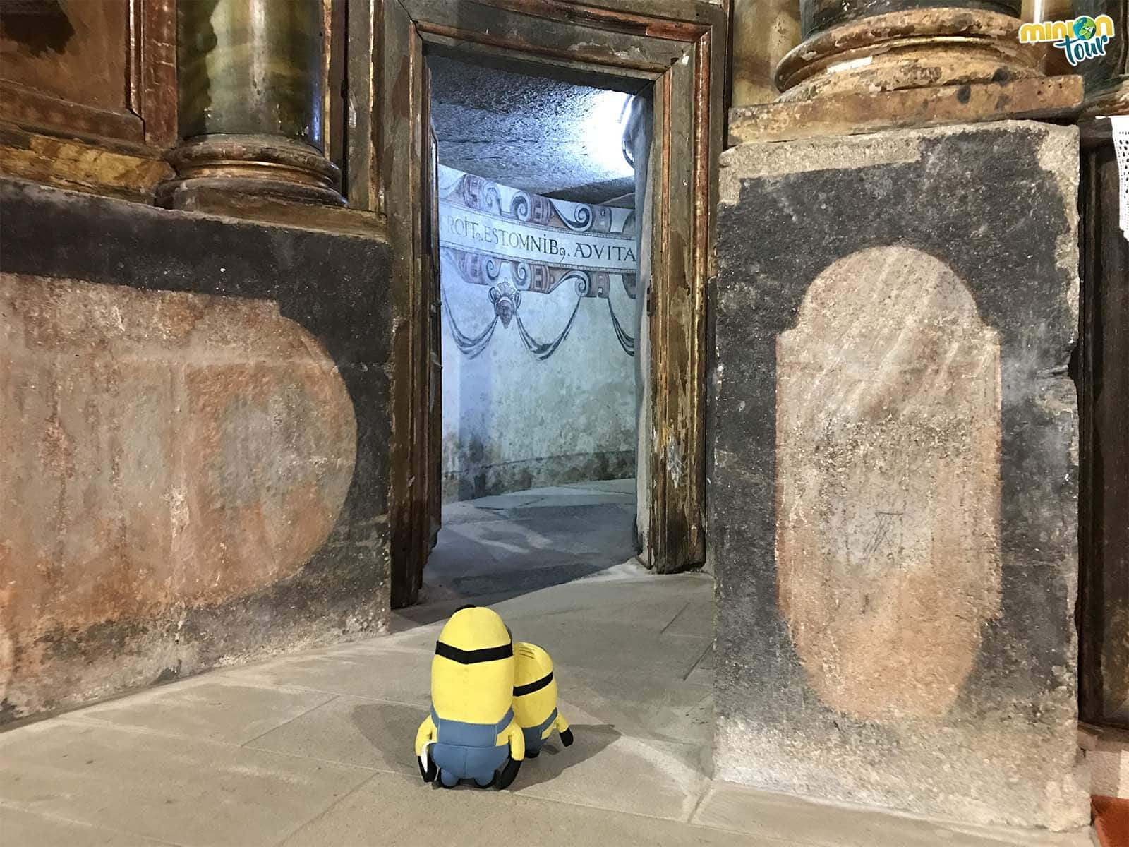 Minions entrando por el pasadizo secreto del Monasterio de Santa María de Meira